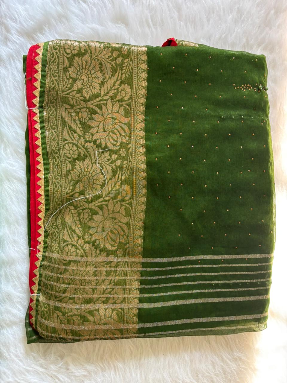 Mannat Contrast Blouse Saree