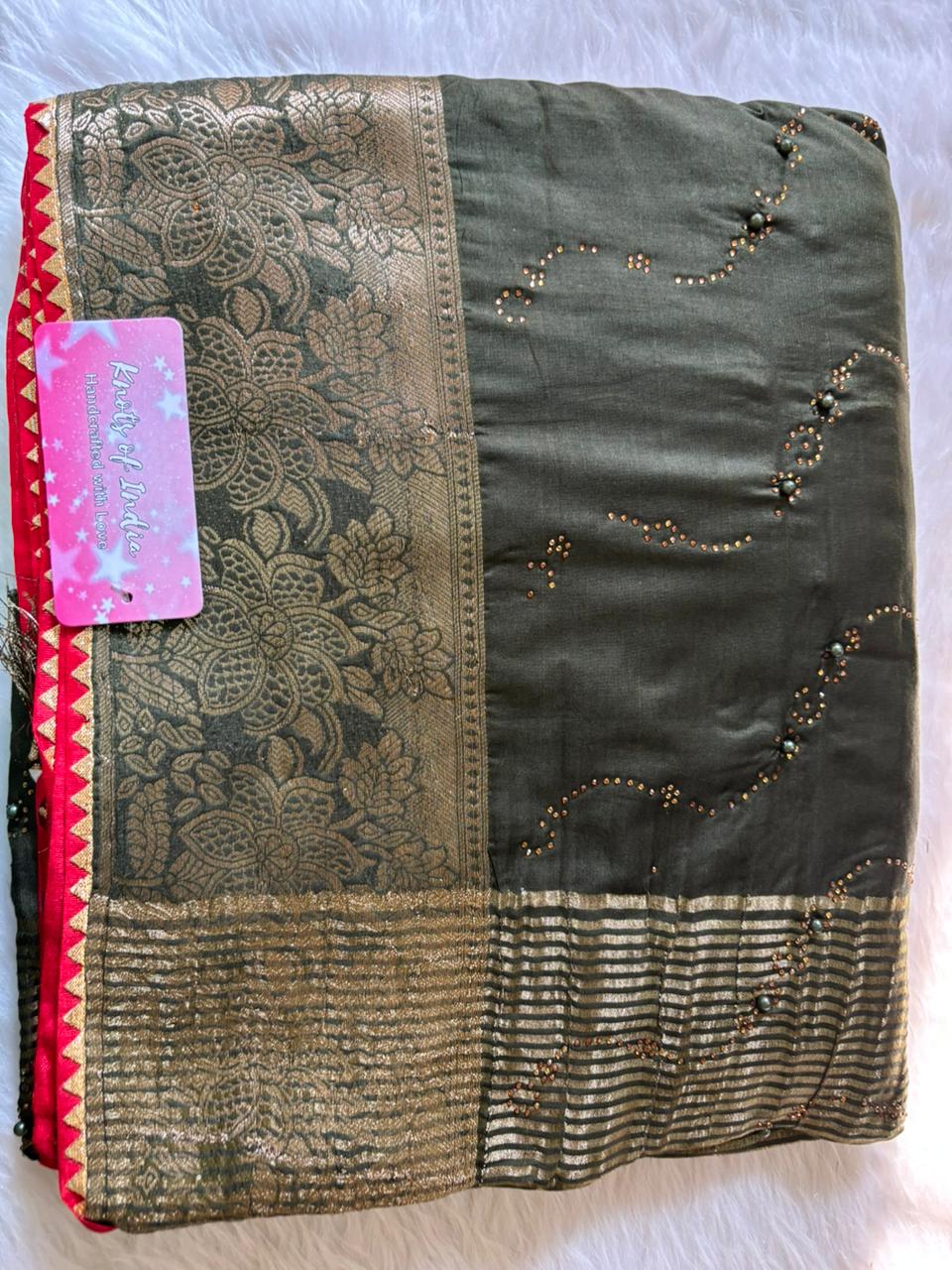 Mannat Contrast Blouse Saree