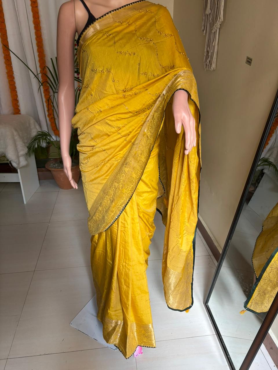 Mannat Contrast Blouse Saree