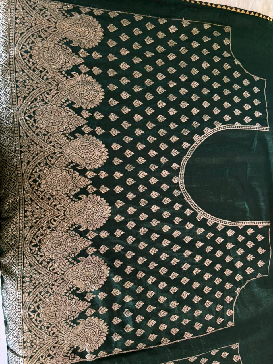Mannat Contrast Blouse Saree