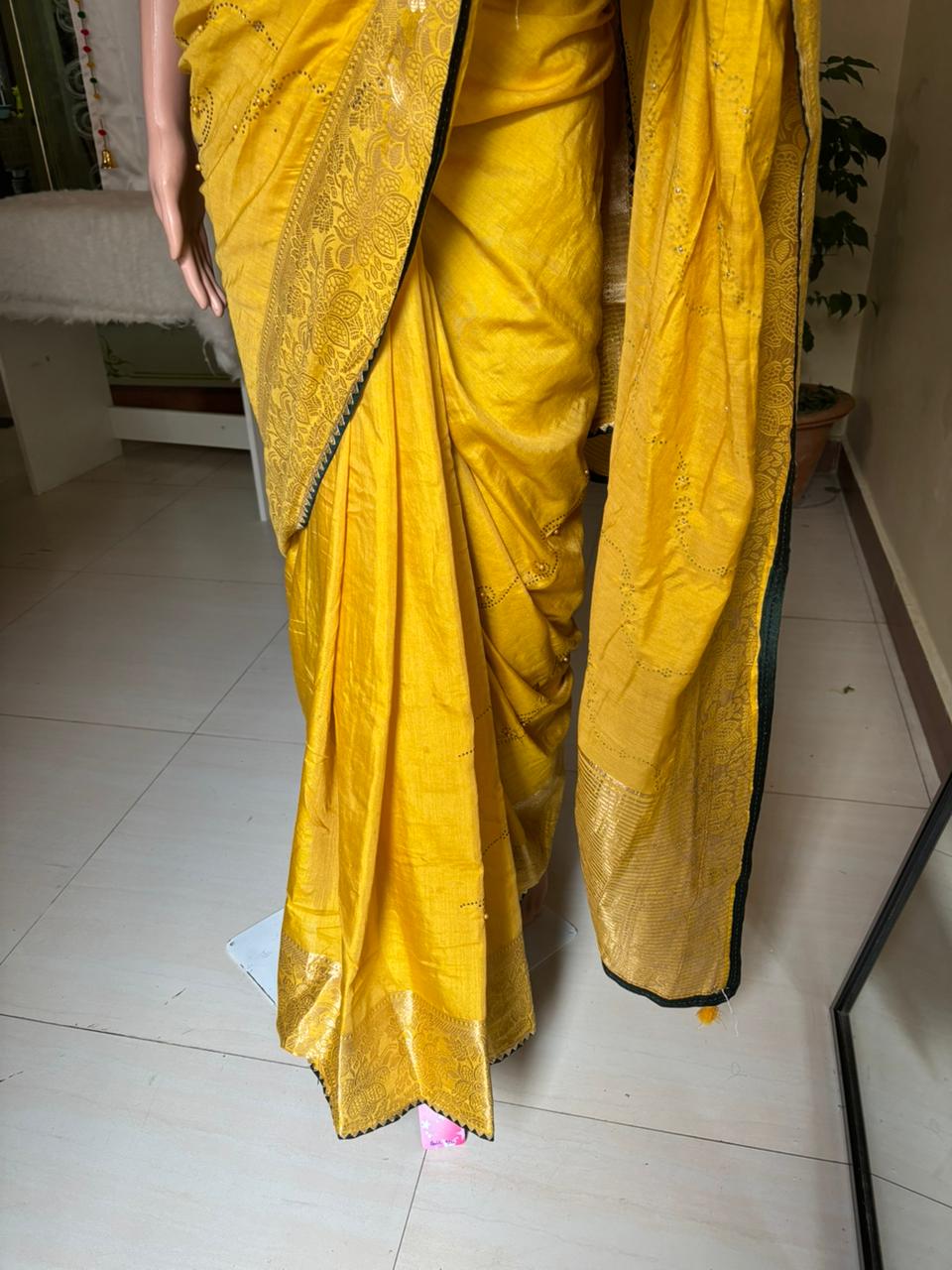 Mannat Contrast Blouse Saree