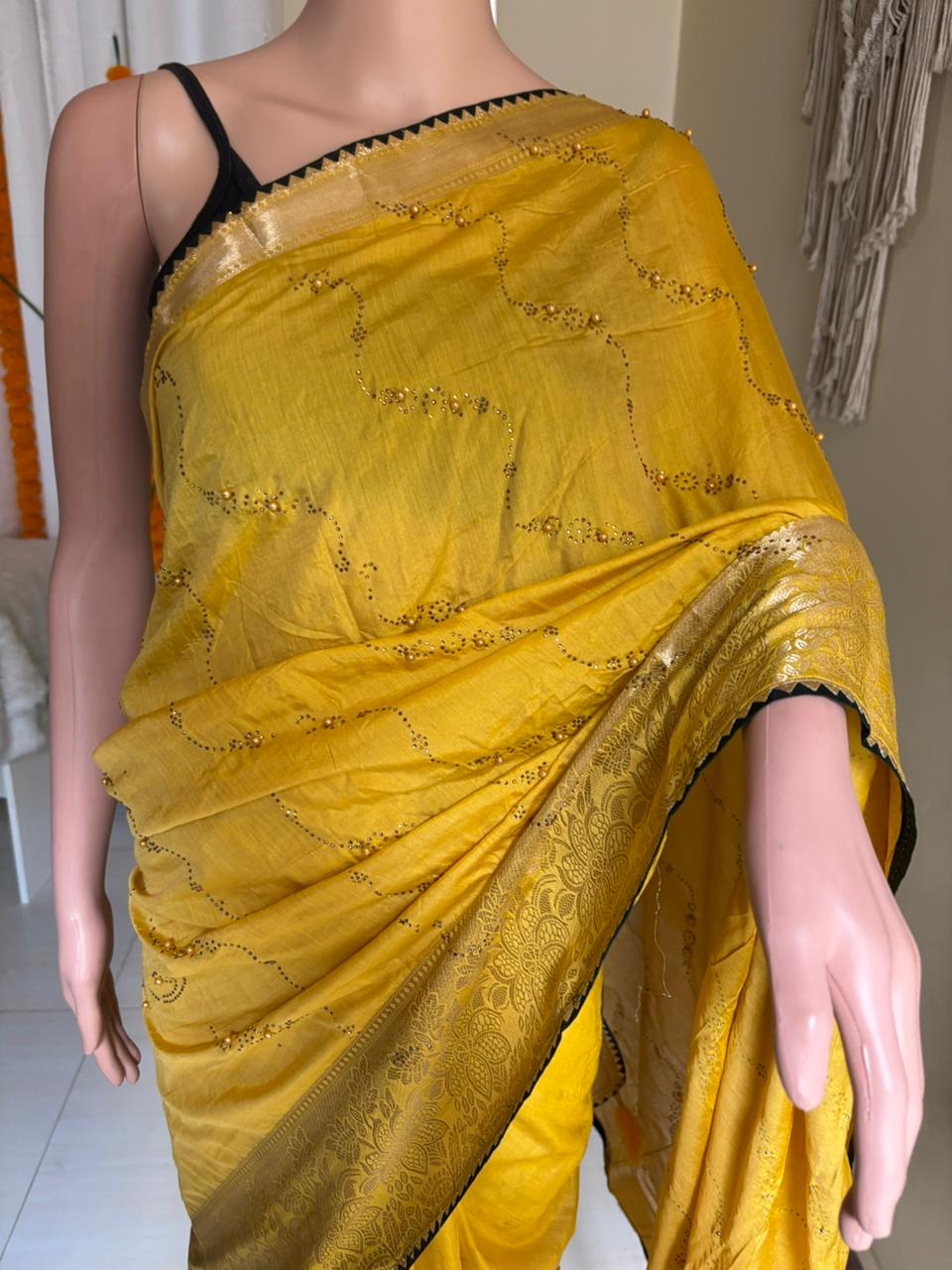 Mannat Contrast Blouse Saree
